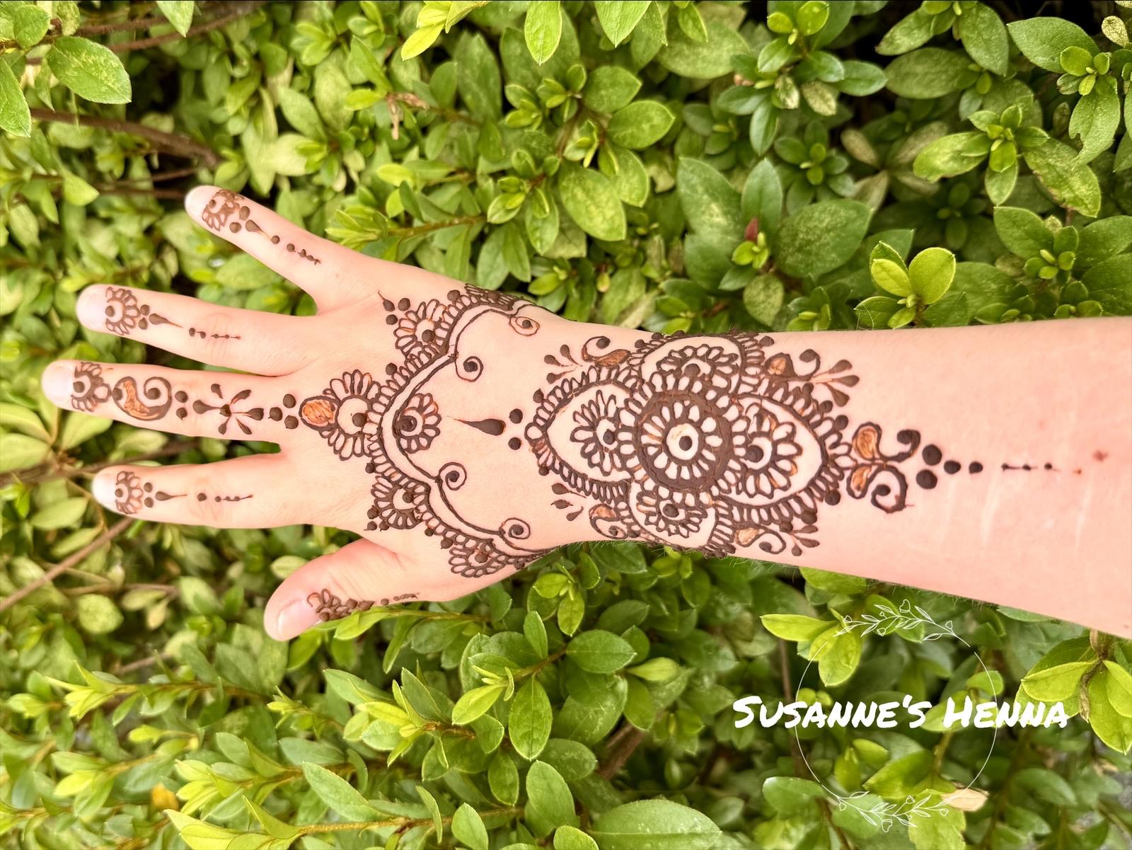 Filigranes Mandala-Henna auf Hand und Unterarm