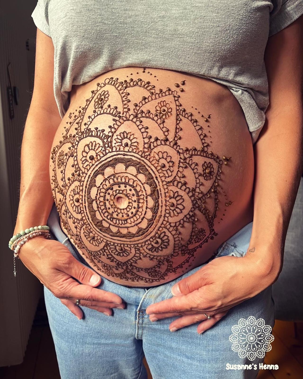 Individuelles Babybauch-Henna mit grossem Mandala